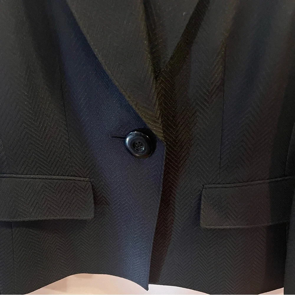 Dark Black One Button Two Pockets Fully Lined Textured Blazer by Le Suit. Size=6